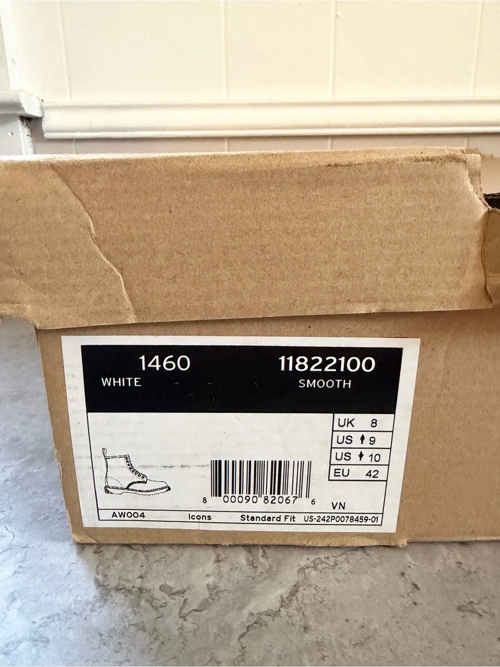 Dr. Martens 1460 White Leather Lace-Up Boots with Black Laces NWT Men’s size 9
